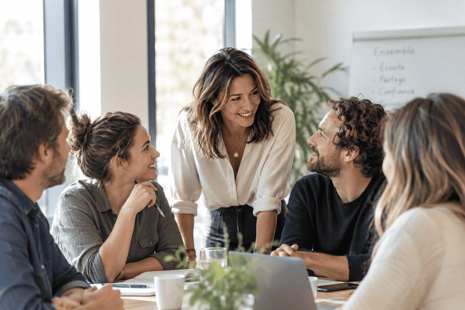 Équipe en entreprise échangeant pour renforcer la cohésion d'équipe